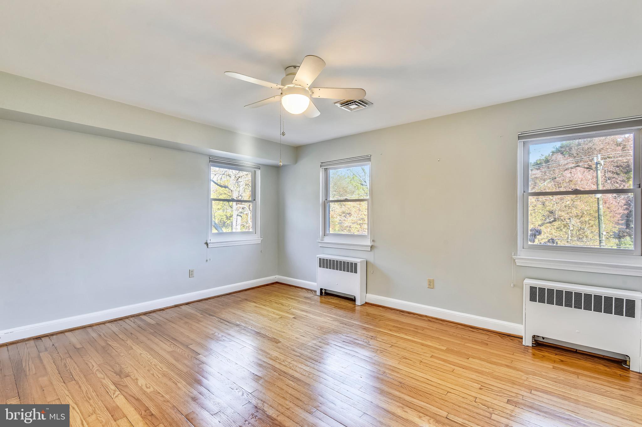912 West Braddock Road Alexandria, VA 22302 - Photo 14 of 39 Large bedroom with hardwood floors