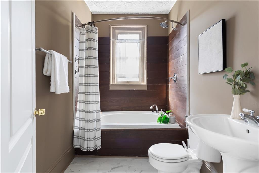 679 Lawton Street Southwest Atlanta, GA 30310 - Photo 29 of 45 a bathroom with a toilet a sink and bathtub