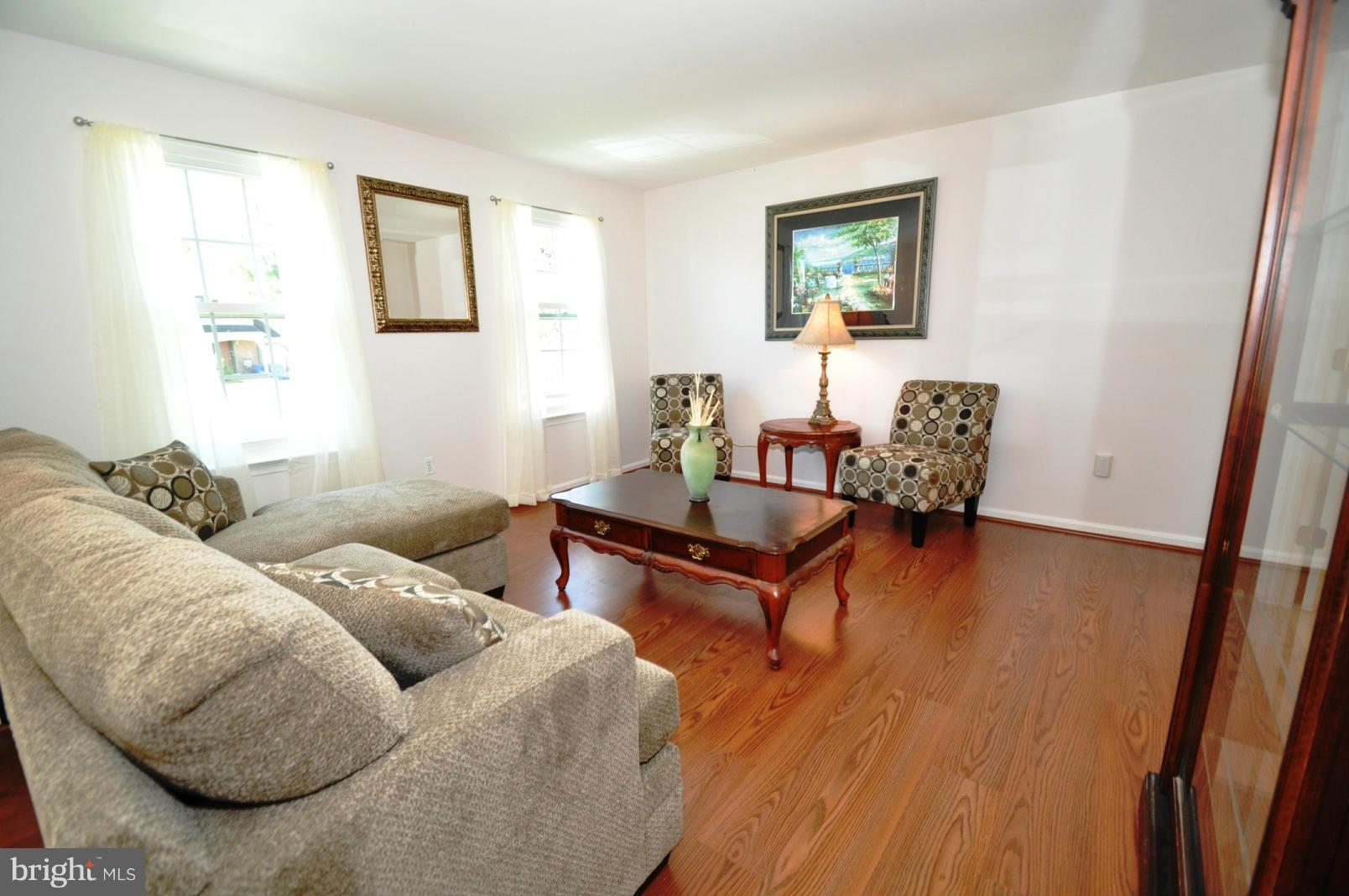 10449 Carlyn Ridge Road Damascus, MD 20872 - Photo 2 of 21 Living Room