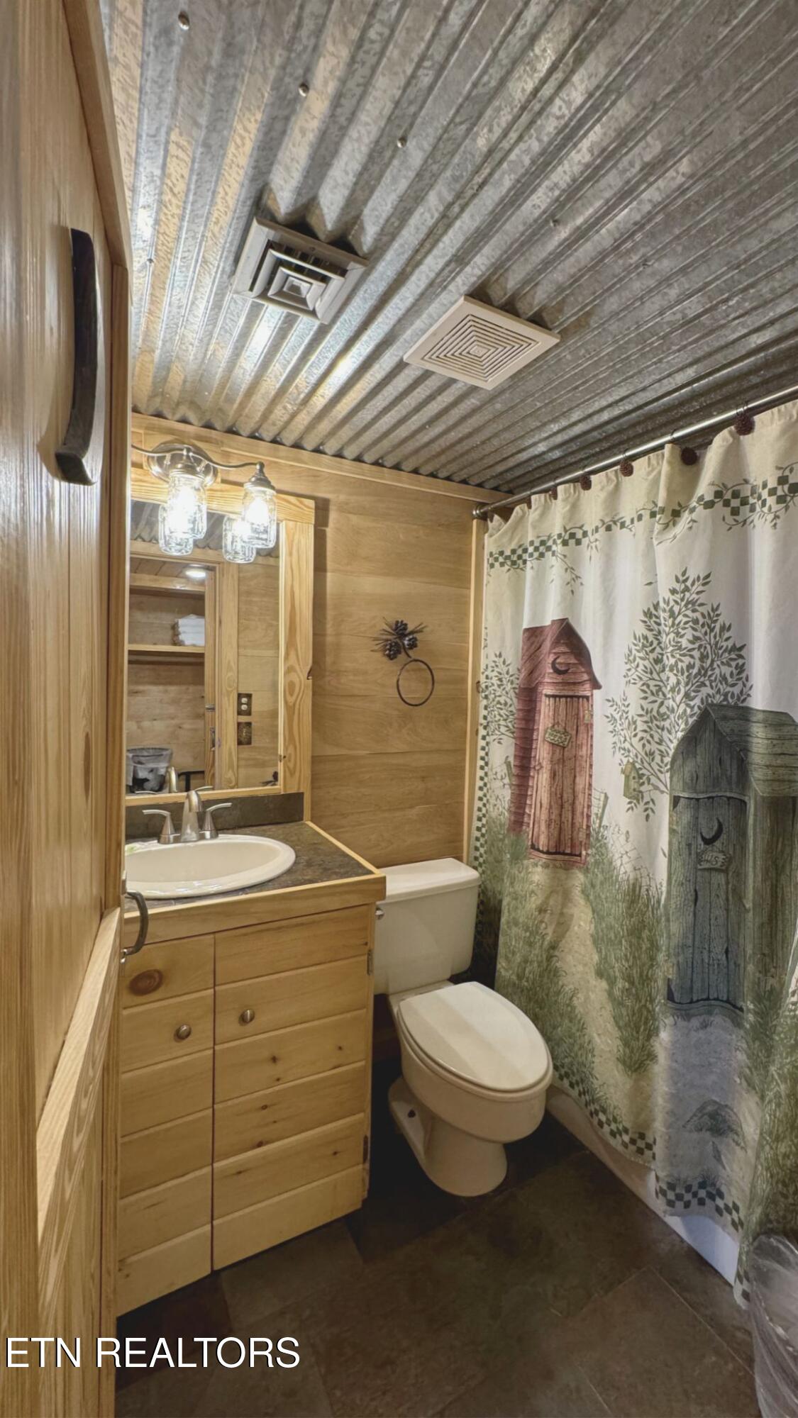 3710 Weber Road, Unit E103 Gatlinburg, TN 37738 - Photo 11 of 34 Ensuuite Bathroom E103