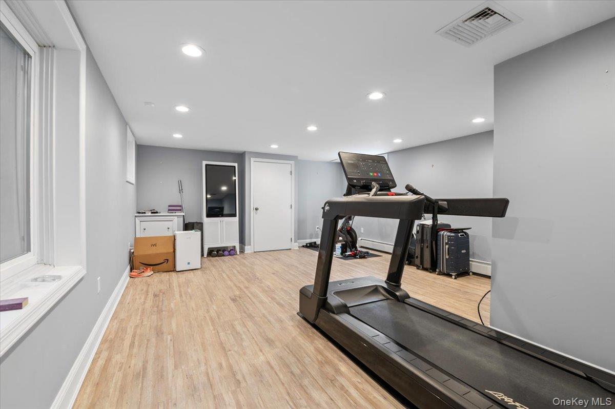 12 Hampton Road Port Washington, NY 11050 - Photo 32 of 36 Gallery Image 32