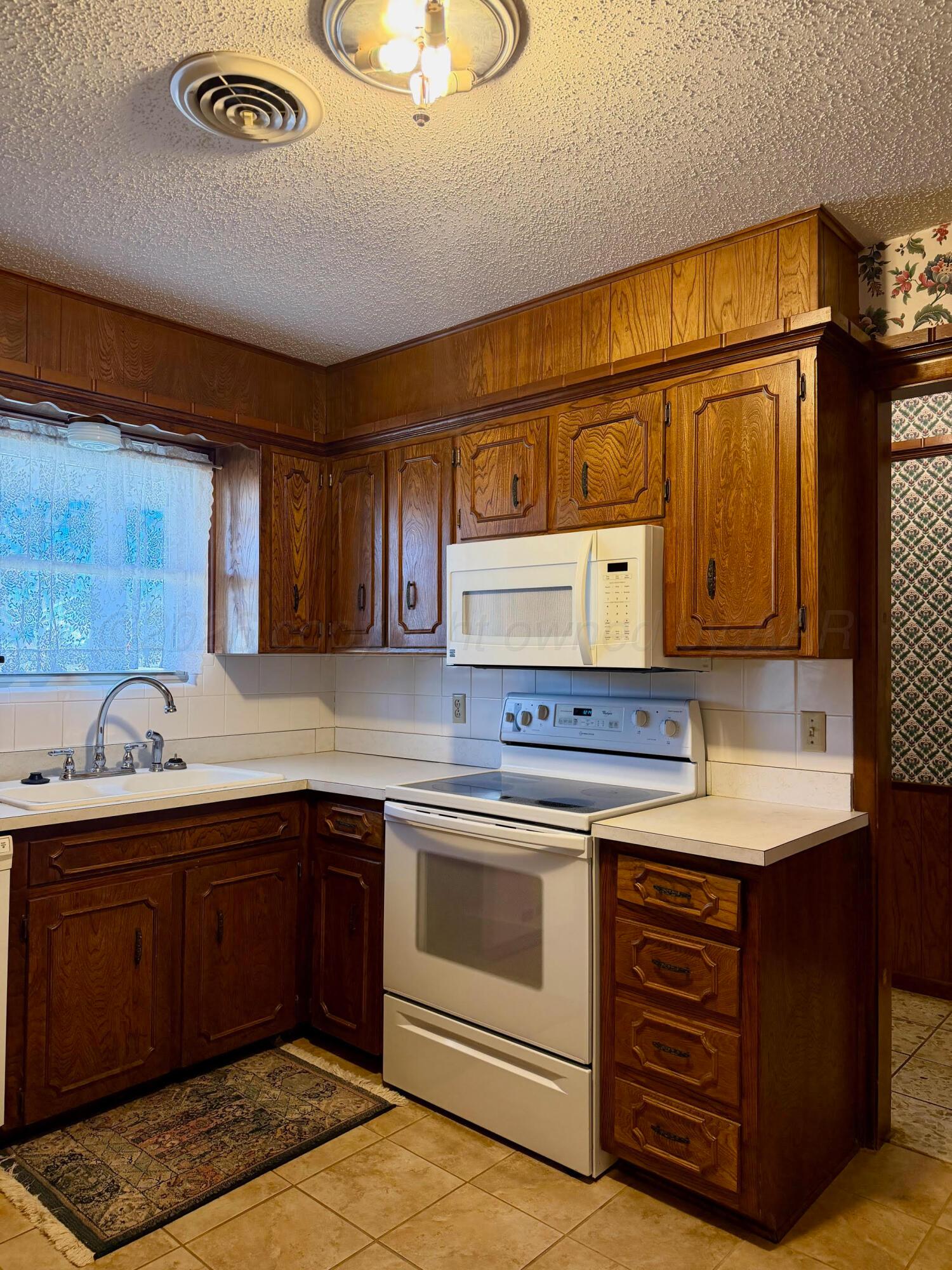 421 South 10th Street Memphis, TX 79245 - Photo 11 of 31 Kitchen 3
