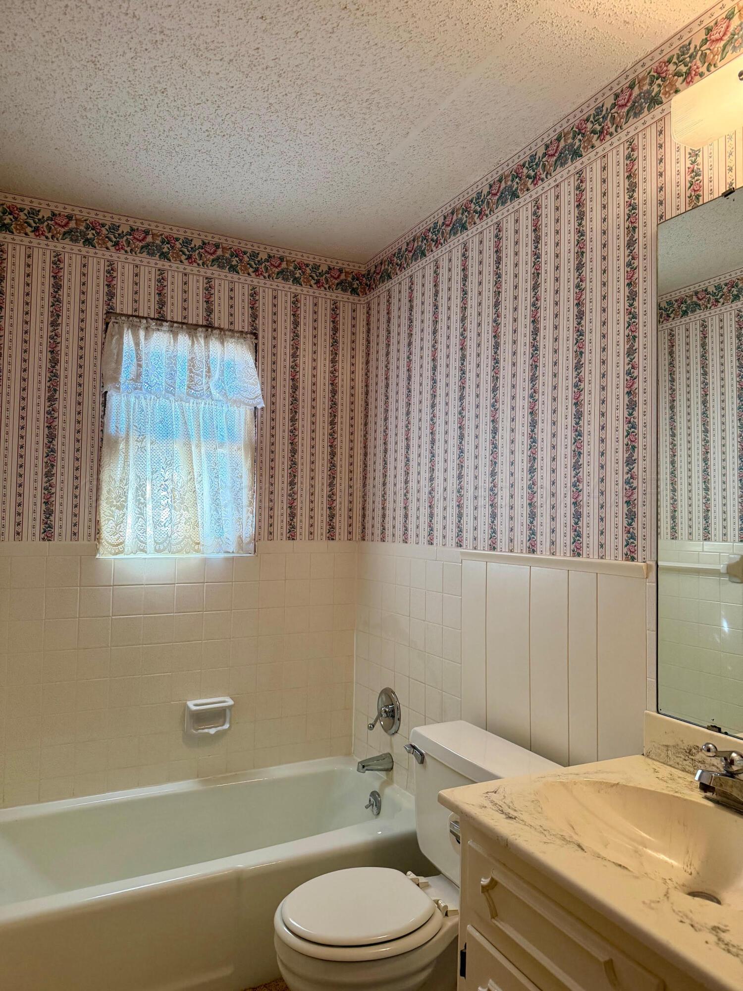 421 South 10th Street Memphis, TX 79245 - Photo 21 of 31 Bathroom 2