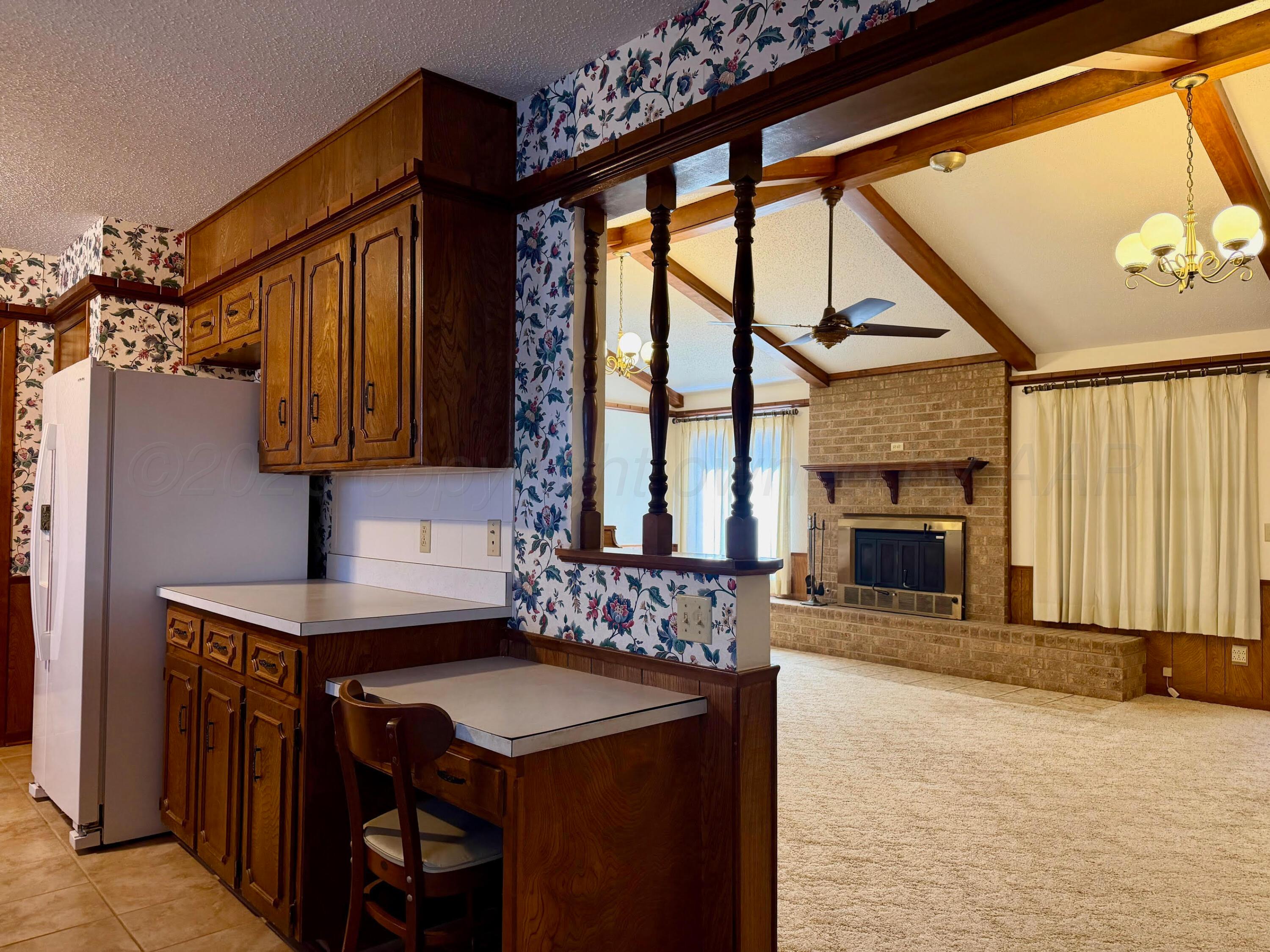 421 South 10th Street Memphis, TX 79245 - Photo 8 of 31 Kitchen w/ desk