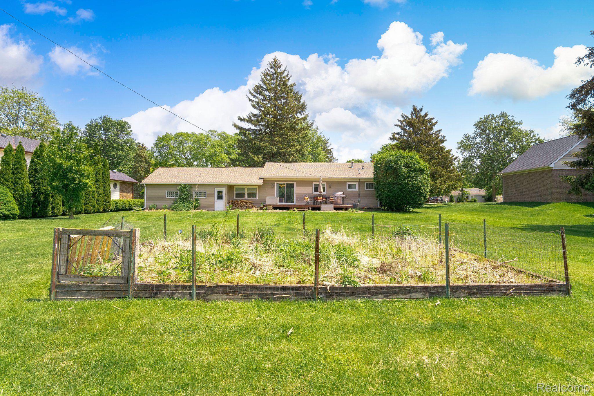 45315 Deneweth Road Macomb, MI 48042 - Photo 32 of 33 Great garden area