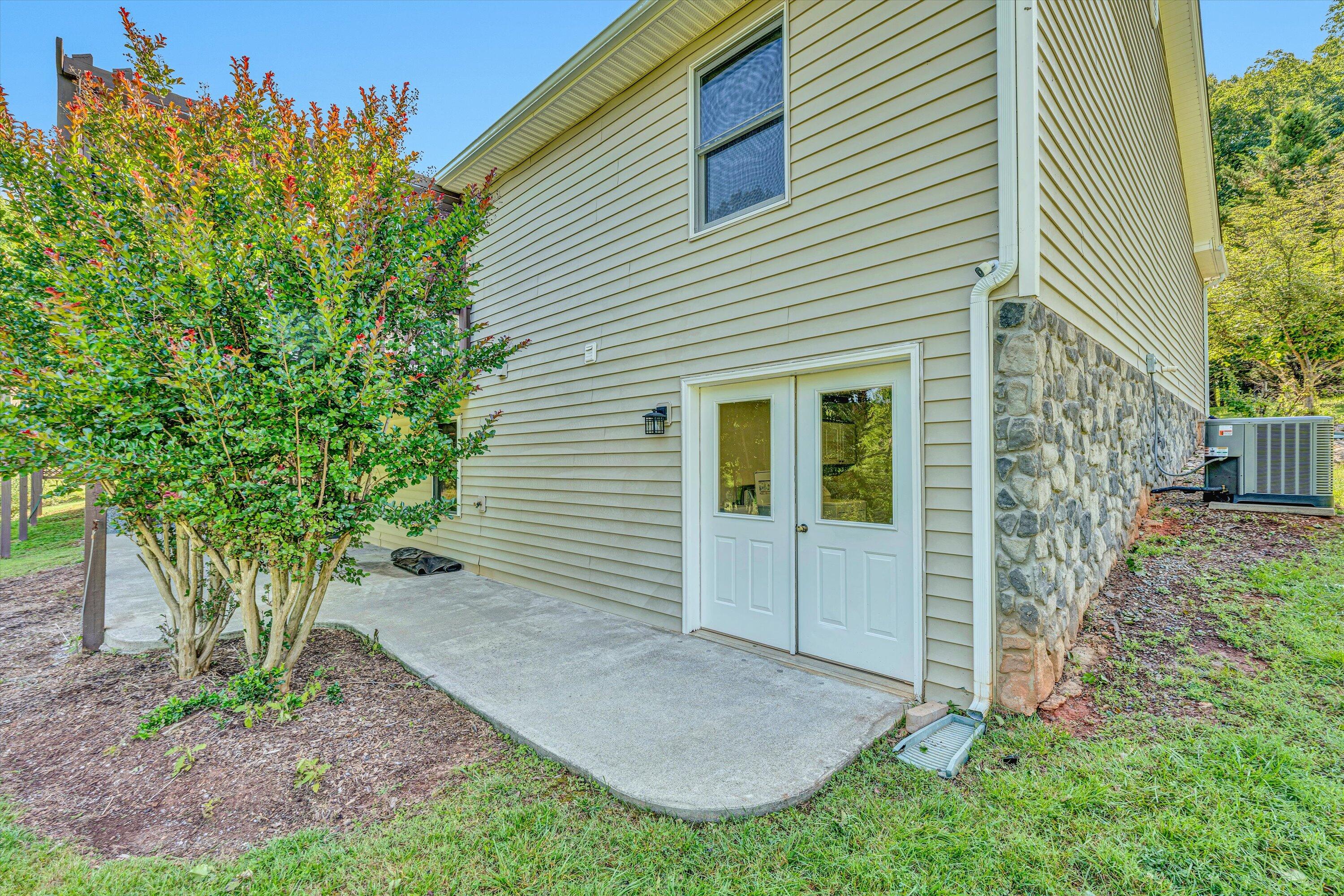 395 Middle Valley Road Hardy, VA 24101 - Photo 48 of 66 a view of a small house with a tree