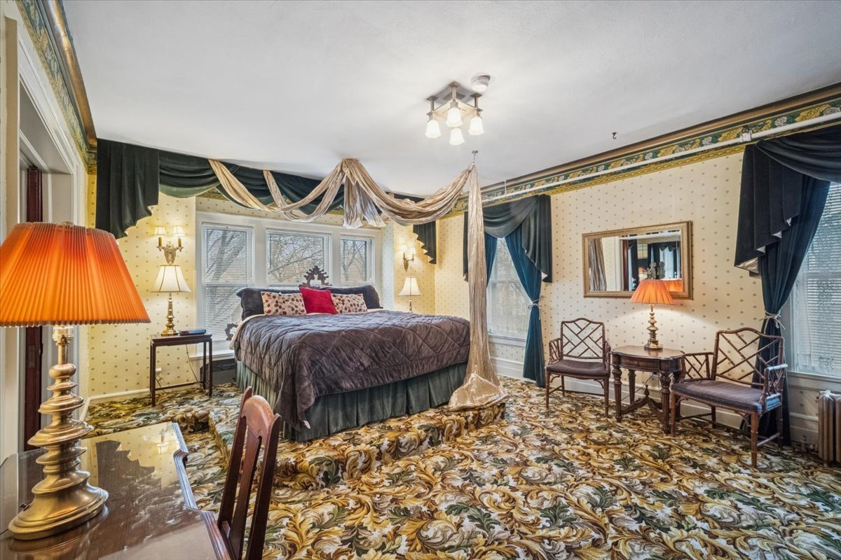 305 Oregon Avenue West Dundee, IL 60118 - Photo 27 of 68 a bedroom with a bed a table and chair