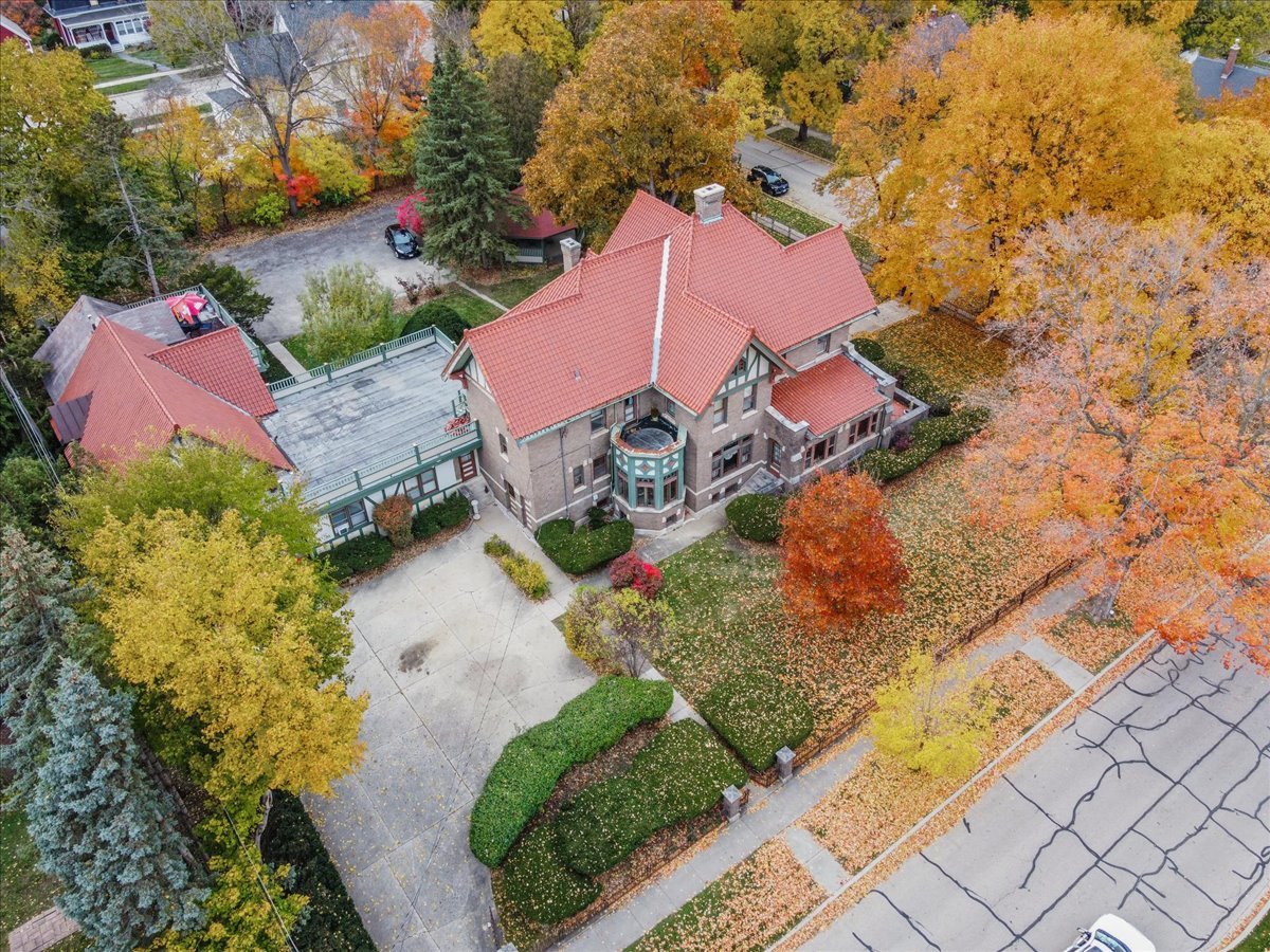 305 Oregon Avenue West Dundee, IL 60118 - Photo 10 of 68 an aerial view of a house with a yard