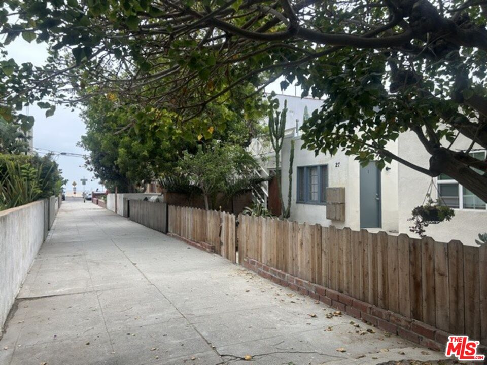 27 Eastwind Street, Unit 7 Marina del Rey, CA 90292 - Photo 2 of 13