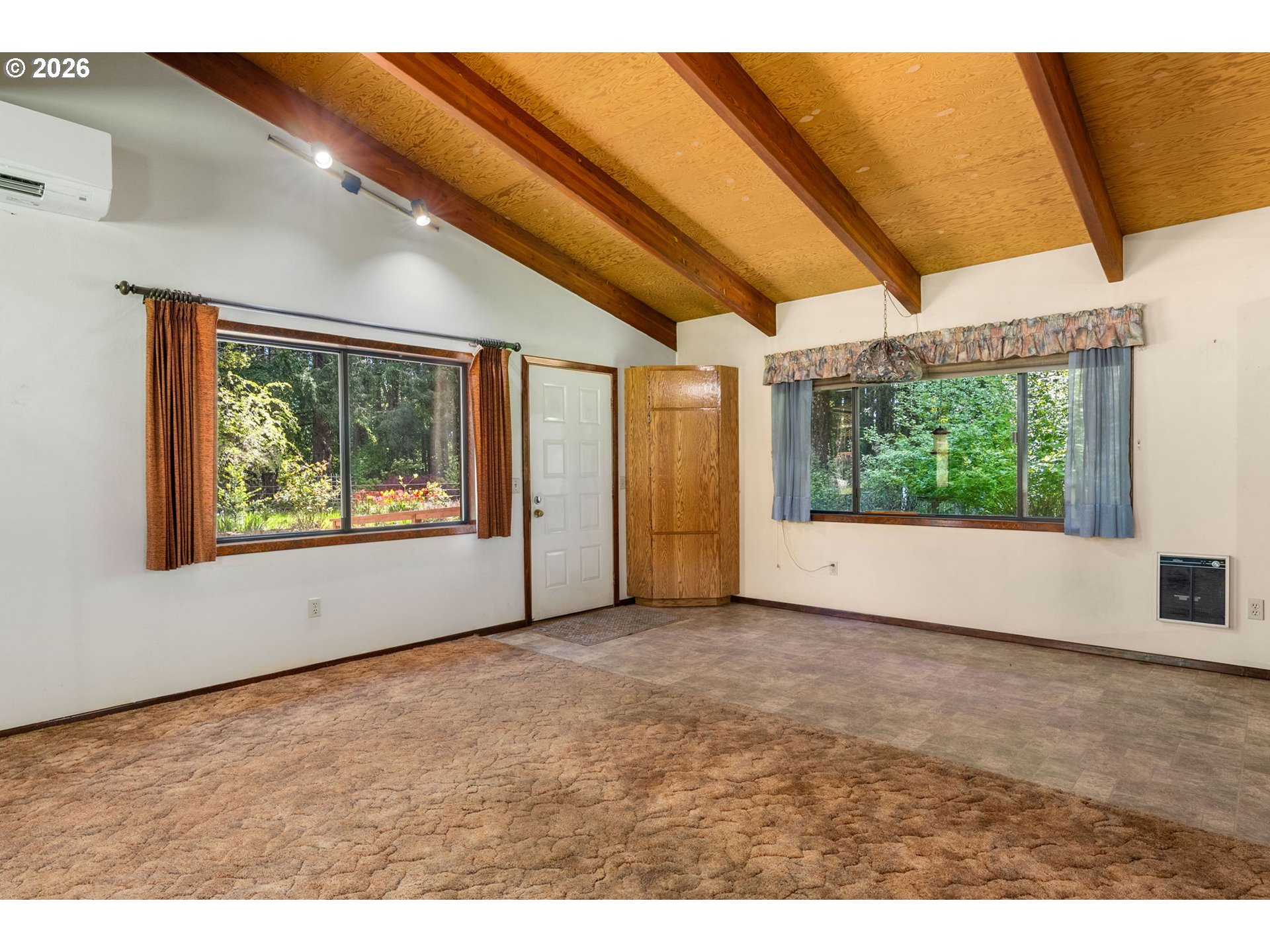586 Northwest Loop Road White Salmon, WA 98672 - Photo 15 of 48 a view of empty room with window