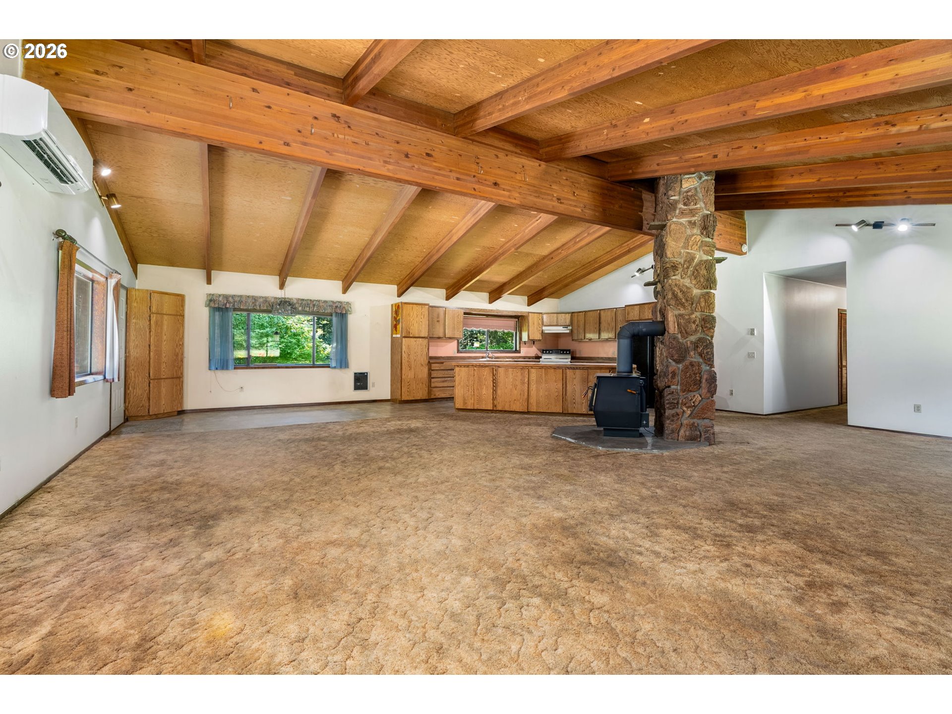 586 Northwest Loop Road White Salmon, WA 98672 - Photo 20 of 48 a view of a garage