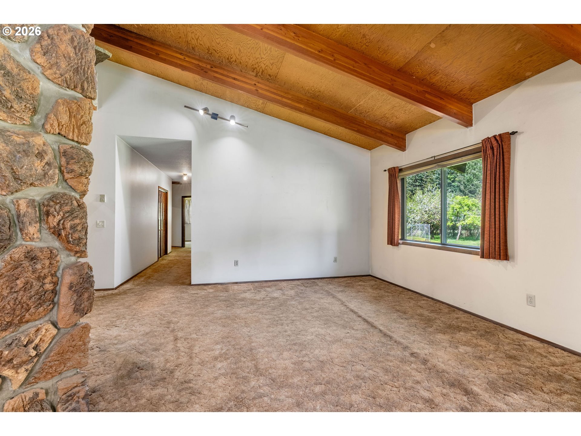 586 Northwest Loop Road White Salmon, WA 98672 - Photo 23 of 48 a view of empty room with window