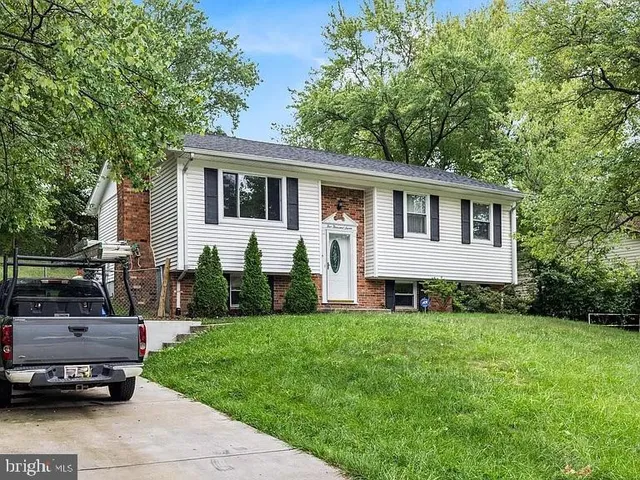 a view of a house with a backyard