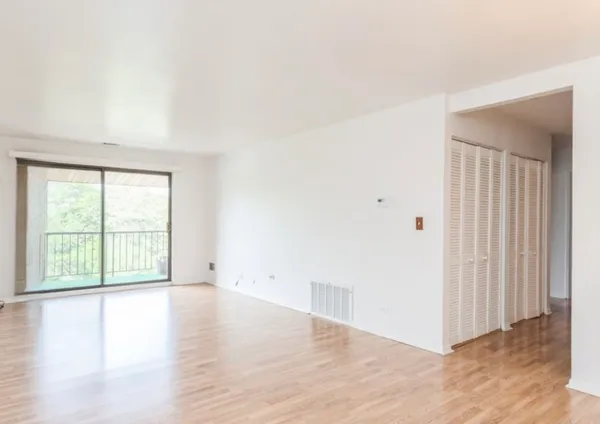 $2,100 | 709 79th Street, Unit 401, Darien, IL 60561