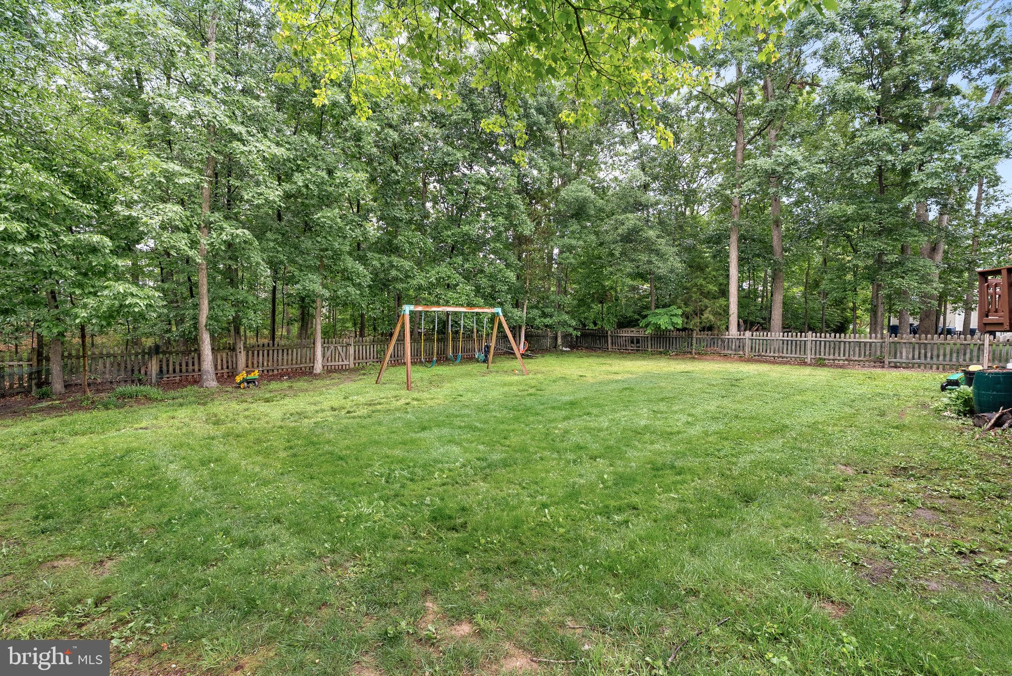 128 Applegate Drive Sterling, VA 20164 - Photo 58 of 58 a backyard of a house with lots of green space