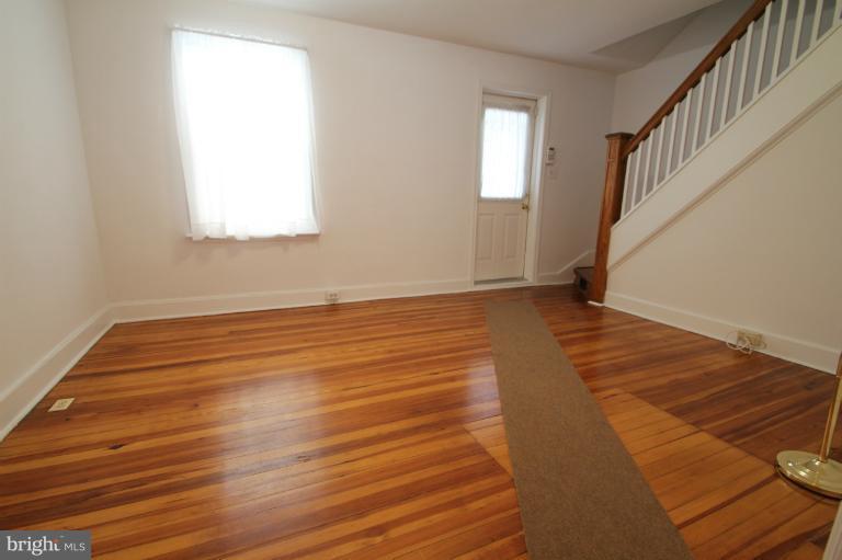 76 Kinship Road Dundalk, MD 21222 - Photo 14 of 18 Living Room