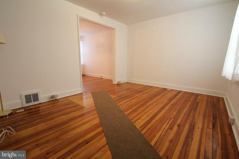 76 Kinship Road Dundalk, MD 21222 - Photo 6 of 18 Living Room