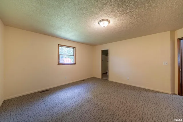 $159,900 | 105 East 9th Street, Delavan, IL 61734