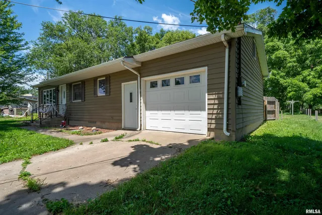 $159,900 | 105 East 9th Street, Delavan, IL 61734