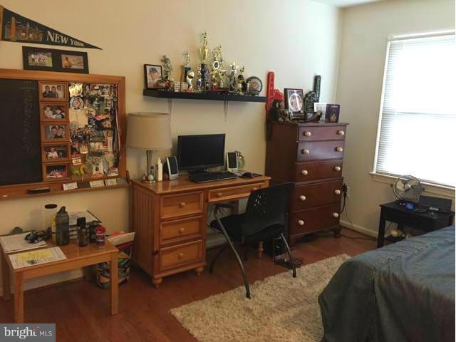 19 Markham Way Stafford, VA 22556 - Photo 9 of 23 a bedroom with a workspace