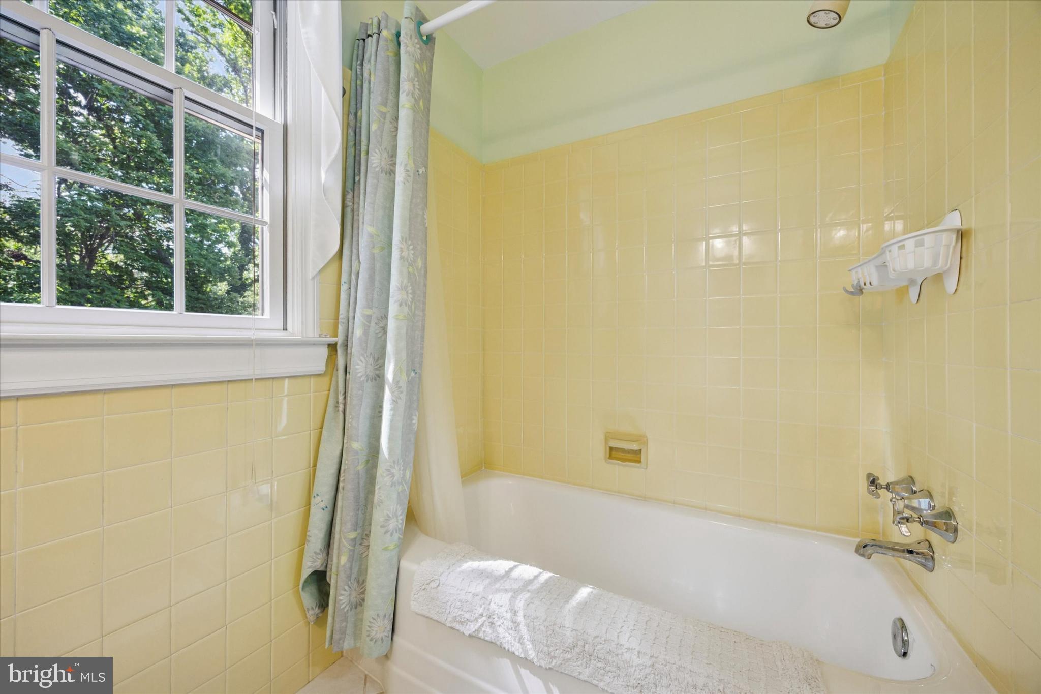 1208 Bruce Road Wilmington, DE 19803 - Photo 32 of 38 a bathroom with a bathtub and shower