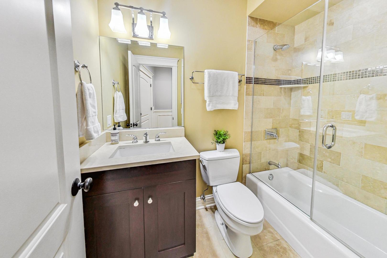 3302 North Racine Avenue, Unit 2 Chicago, IL 60657 - Photo 18 of 20 Gallery Image 18