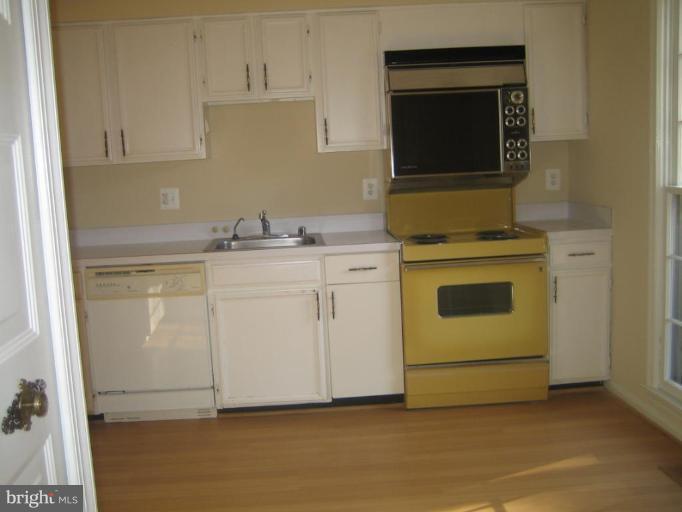 2146 Greenkeepers Court Reston, VA 20191 - Photo 3 of 7 Kitchen