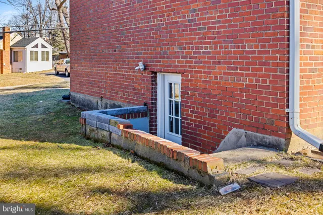 a view of a pathway with a house