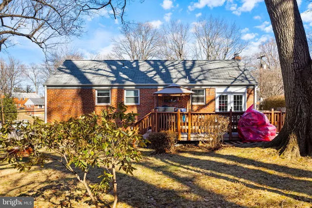 a view of a dinning tables and chairs in a patio