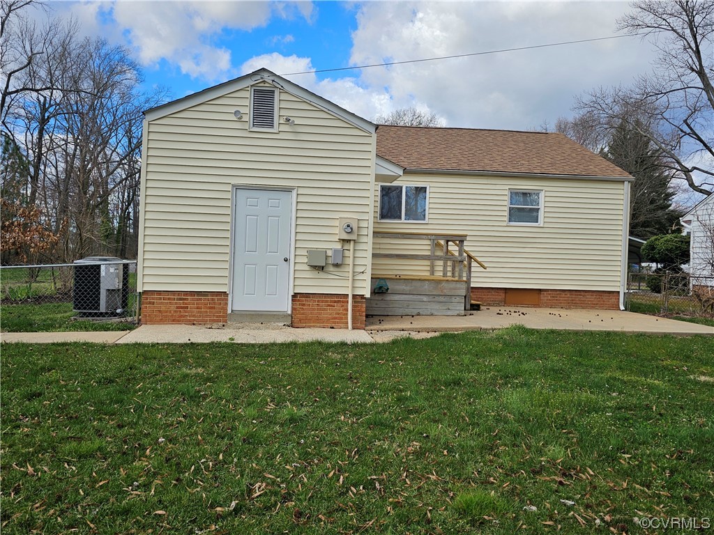 3109 Putney Road Henrico, VA 23228 - Photo 10 of 27 a view of a house with backyard