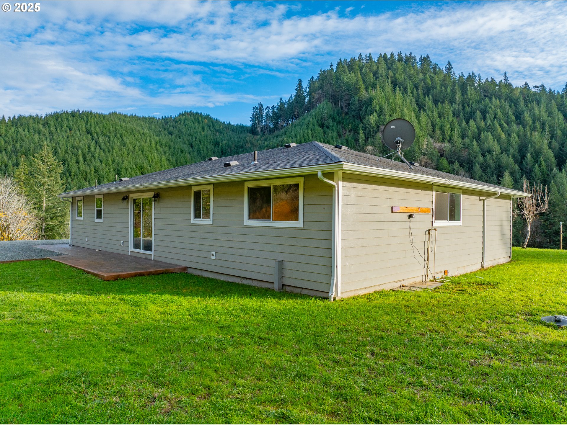 16855 Highway 42 Myrtle Point, OR 97458 - Photo 39 of 43 a view of a backyard with plants and a garden