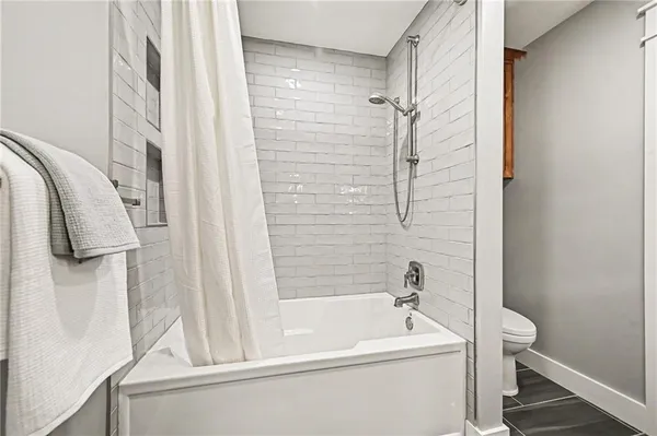 $435,000 | 424 Brookside Avenue, Liberty, MO 64068
