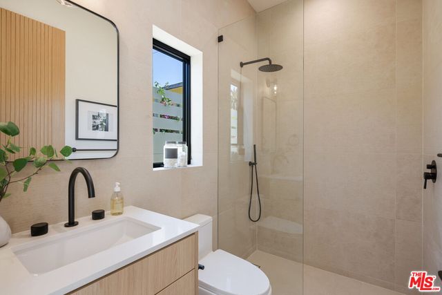 $4,695,000 | 2115 Walnut Avenue, Venice, CA 90291