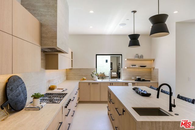 $4,695,000 | 2115 Walnut Avenue, Venice, CA 90291