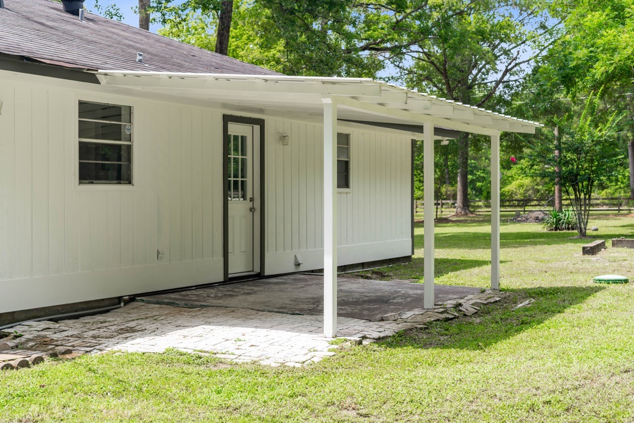13400 Nicholson Road Conroe, TX 77303 - Photo 31 of 36 Covered patio