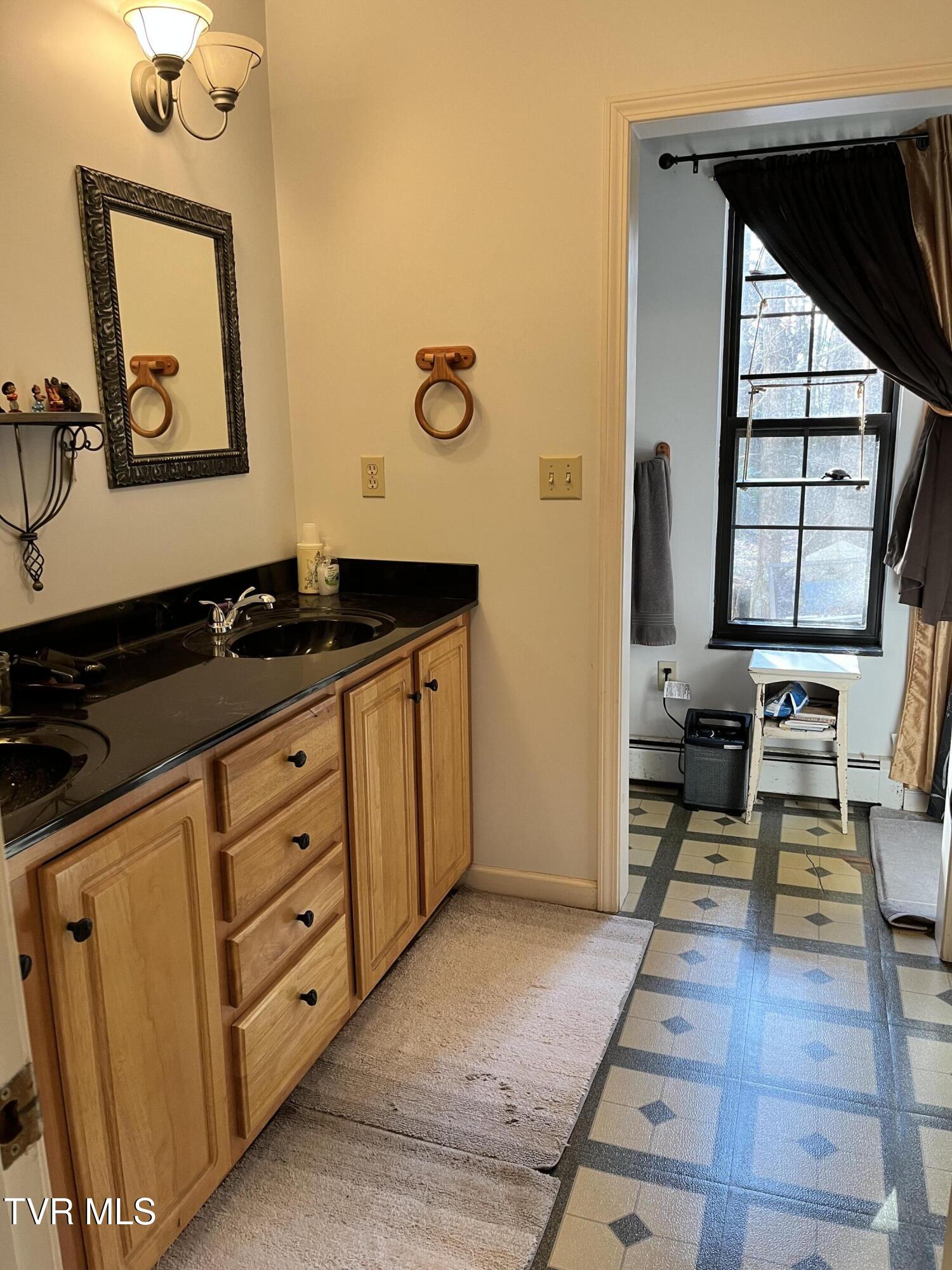 179 Carl Taylor Road Elizabethton, TN 37643 - Photo 14 of 31 Primary bath-1