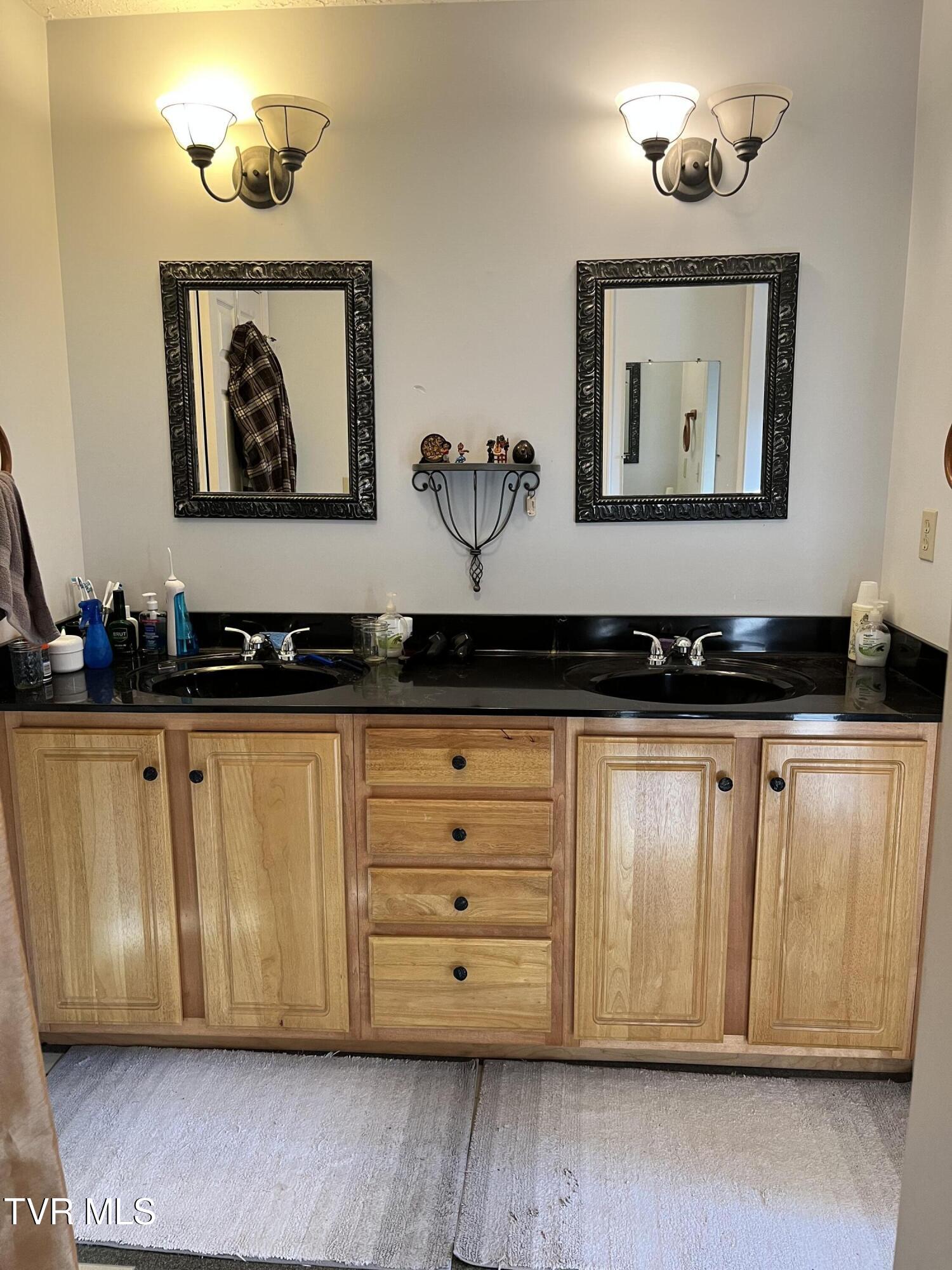 179 Carl Taylor Road Elizabethton, TN 37643 - Photo 15 of 31 Primary bath 5