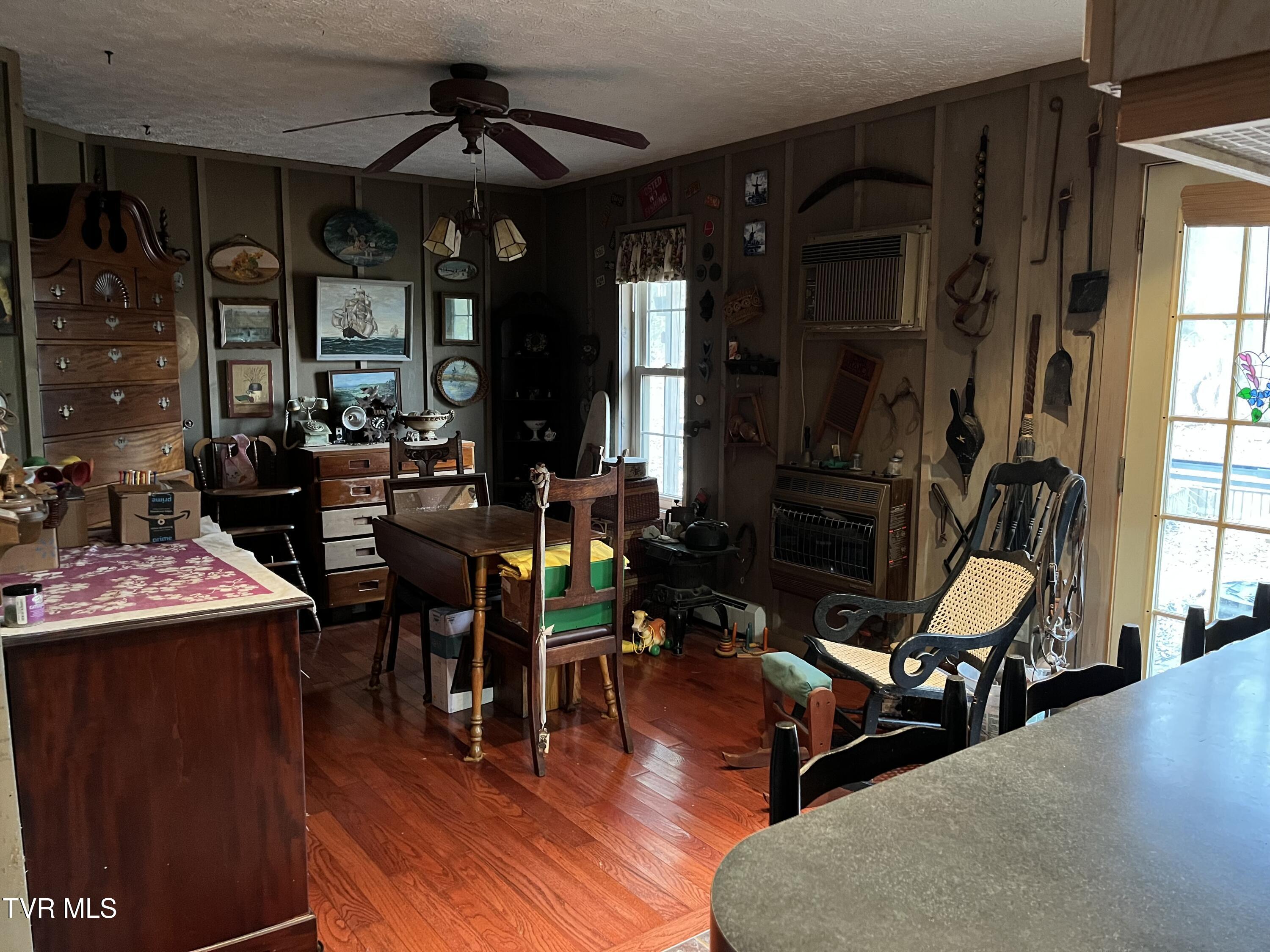 179 Carl Taylor Road Elizabethton, TN 37643 - Photo 9 of 31 Breakfast nook