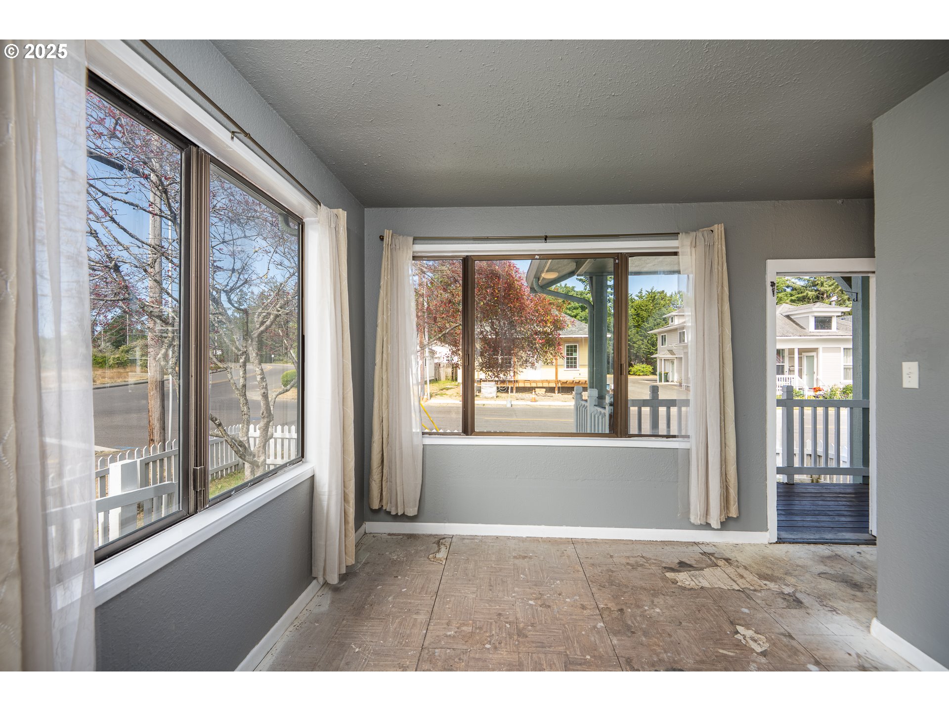 289 Harbor Street Florence, OR 97439 - Photo 13 of 47 a living room with large windows