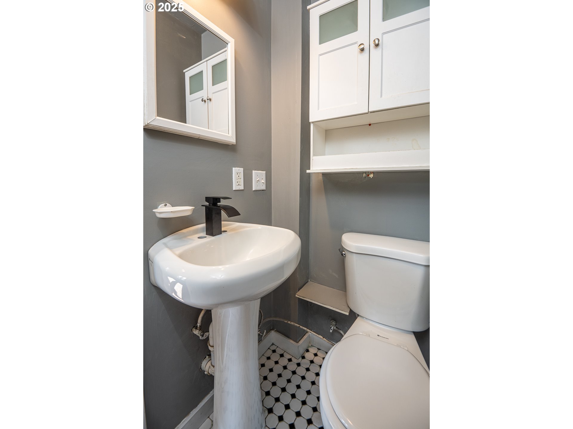 289 Harbor Street Florence, OR 97439 - Photo 18 of 47 a bathroom with a toilet a sink and a mirror