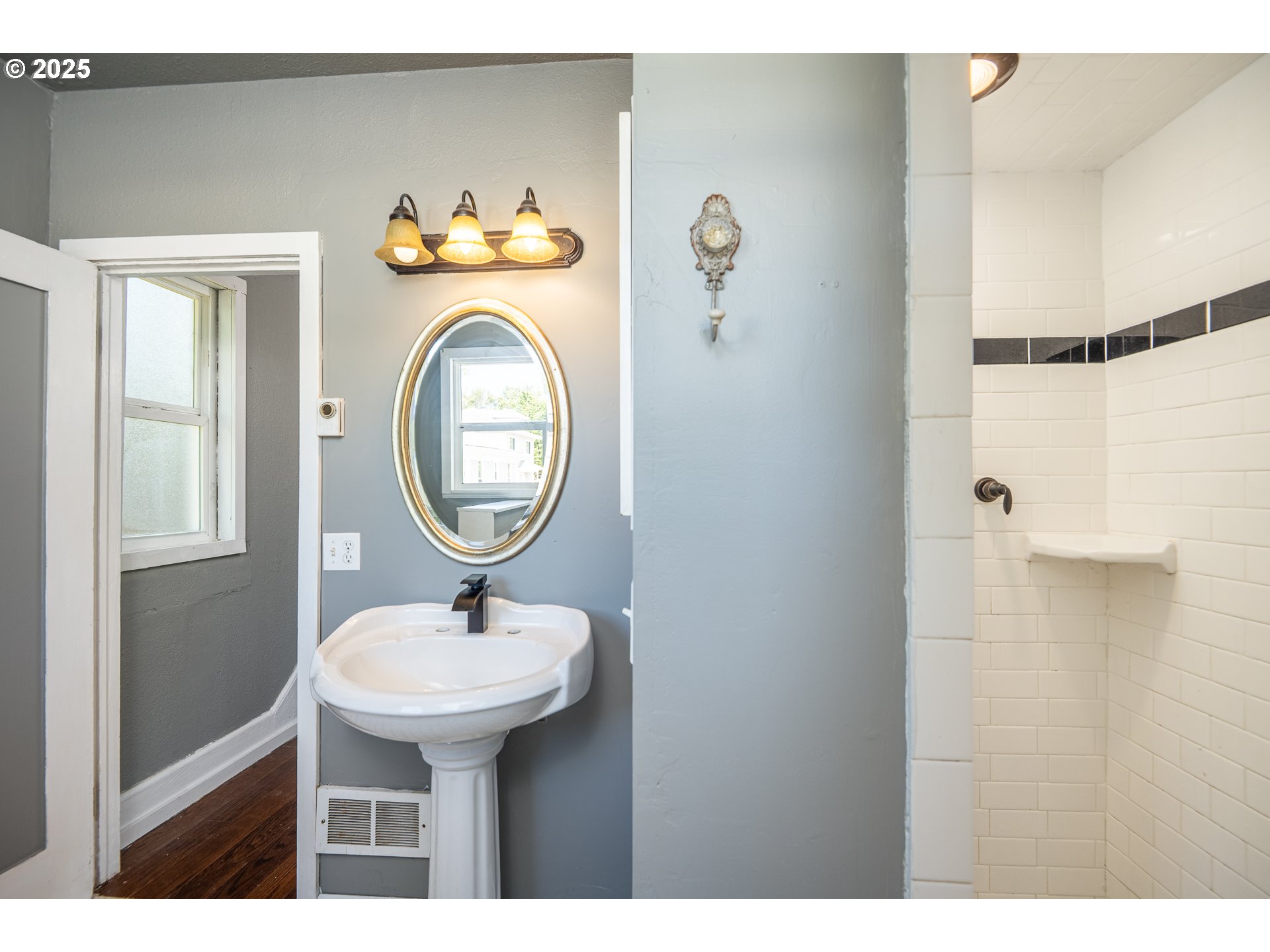 289 Harbor Street Florence, OR 97439 - Photo 20 of 47 a bathroom with a sink and a mirror
