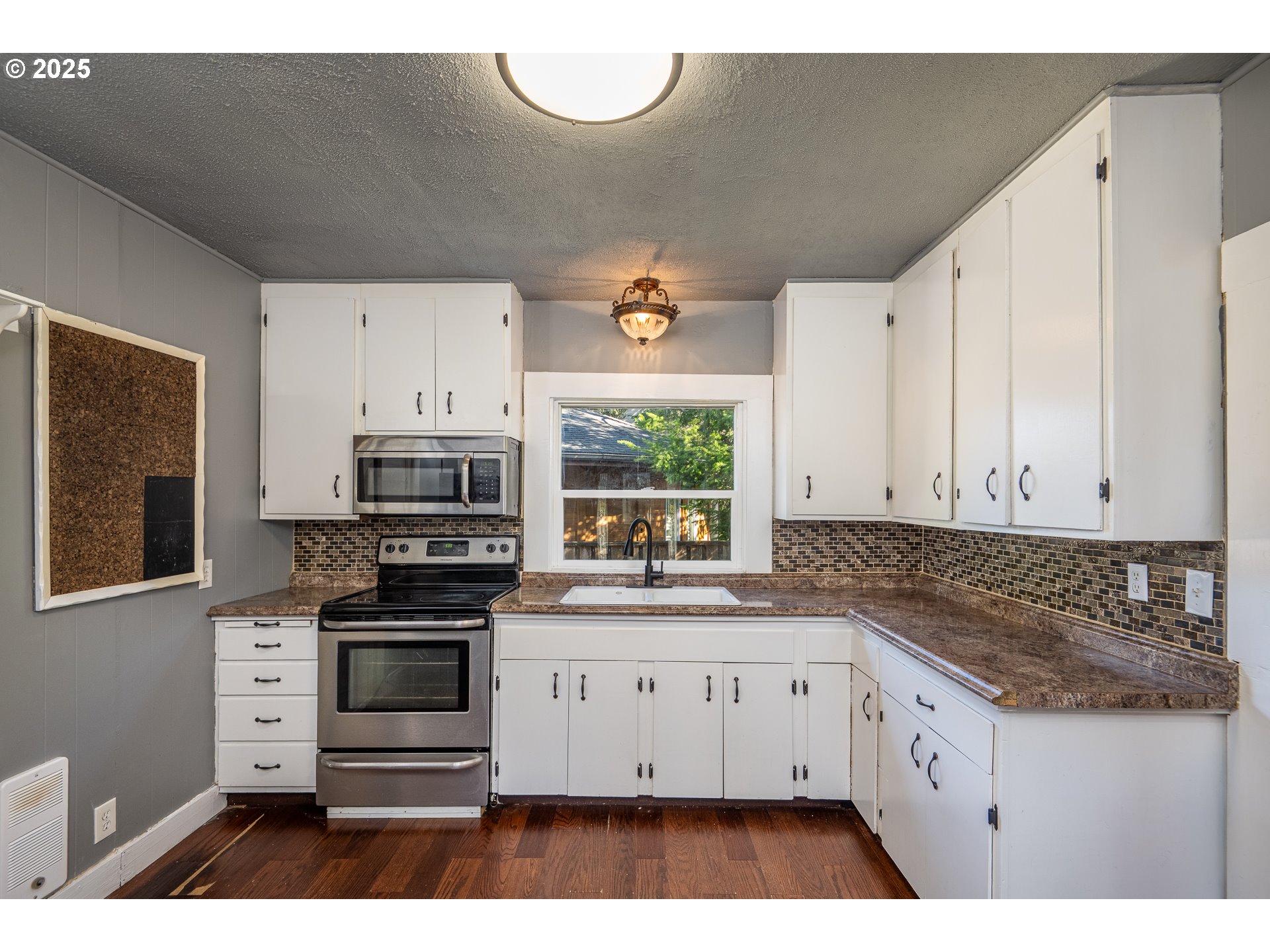 289 Harbor Street Florence, OR 97439 - Photo 22 of 47 a kitchen with granite countertop a stove a sink and a granite counter tops