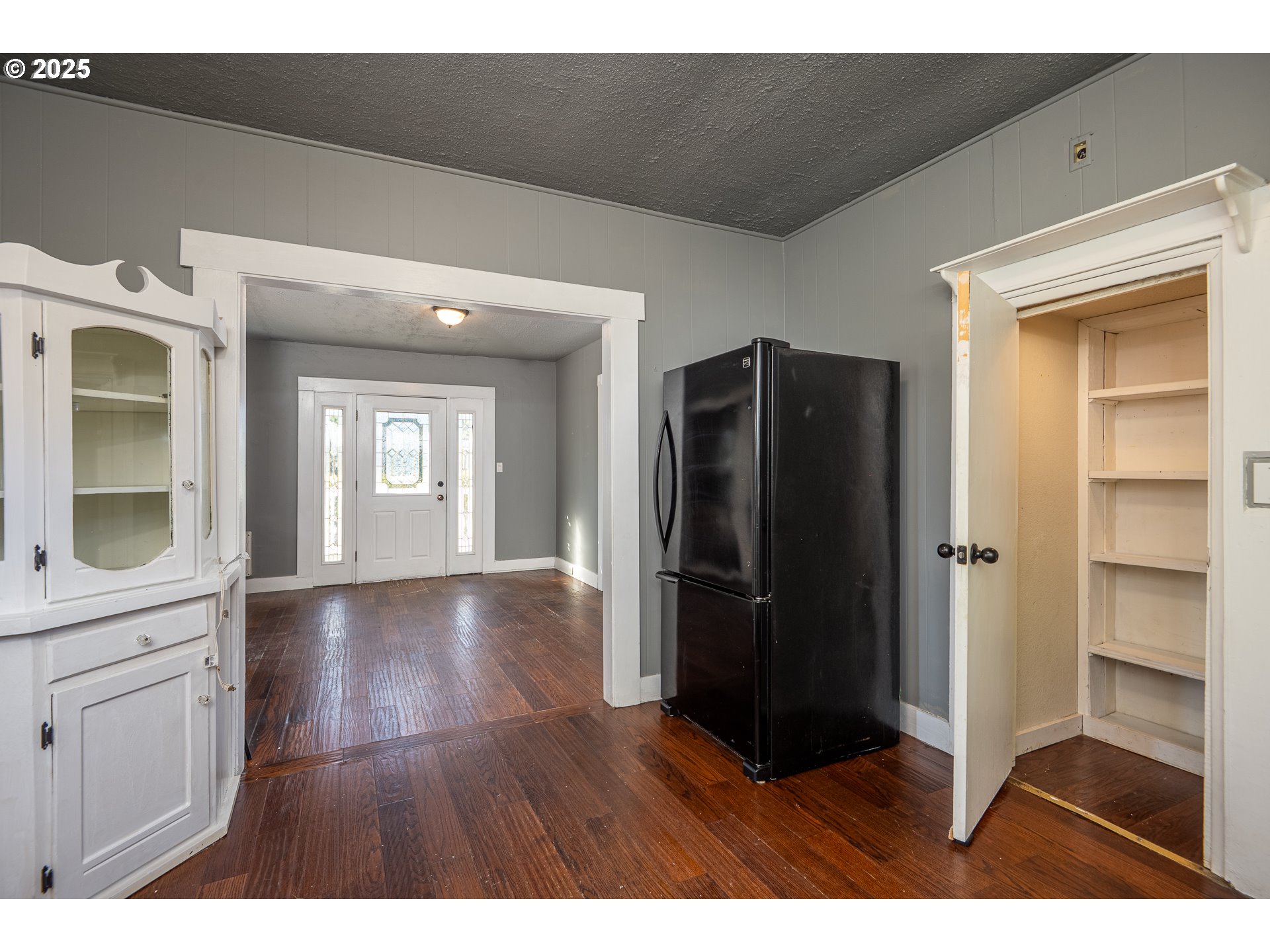 289 Harbor Street Florence, OR 97439 - Photo 24 of 47 a view of a kitchen from the hallway