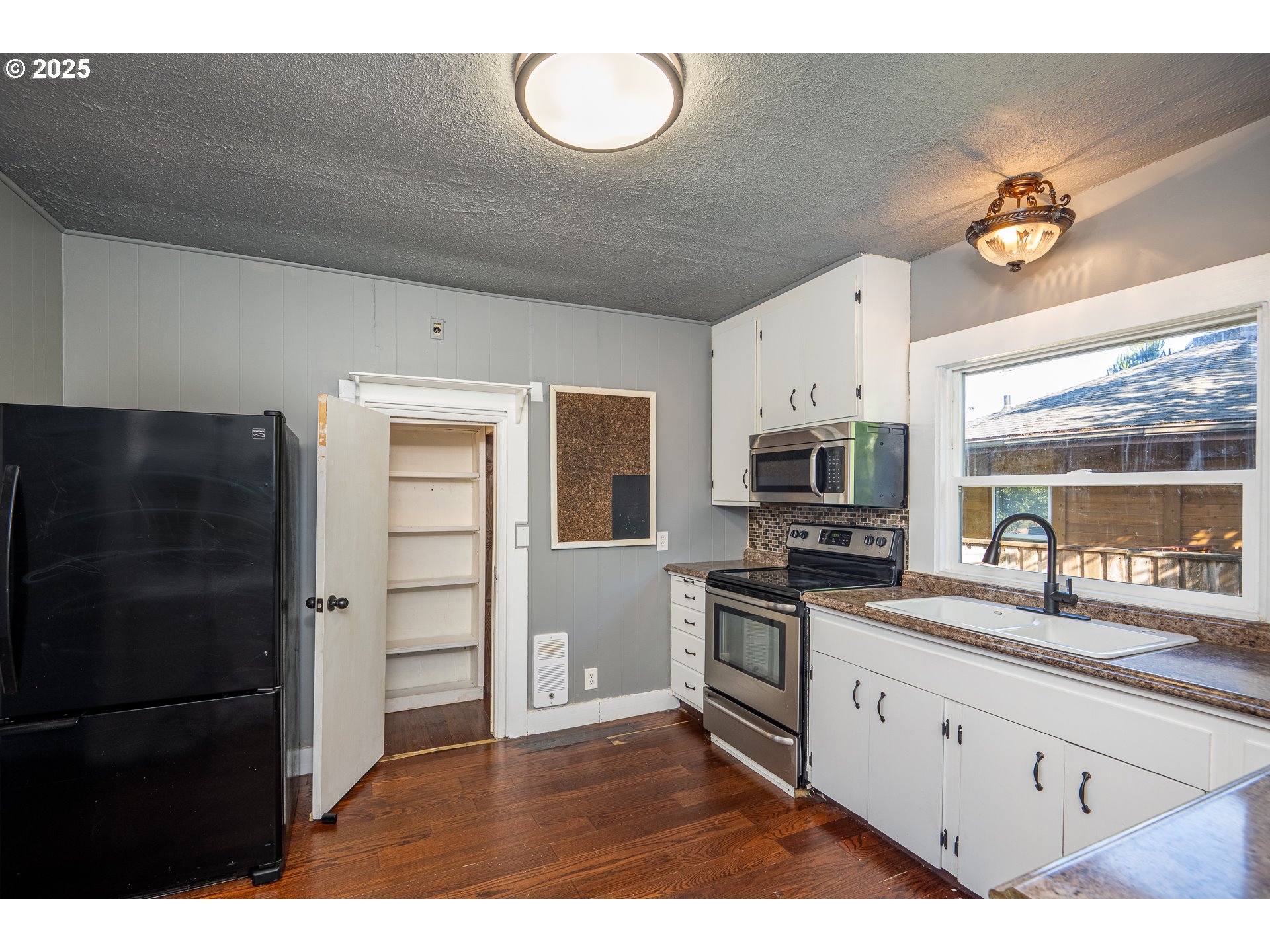 289 Harbor Street Florence, OR 97439 - Photo 26 of 47 a kitchen with stainless steel appliances granite countertop a refrigerator and a stove top oven