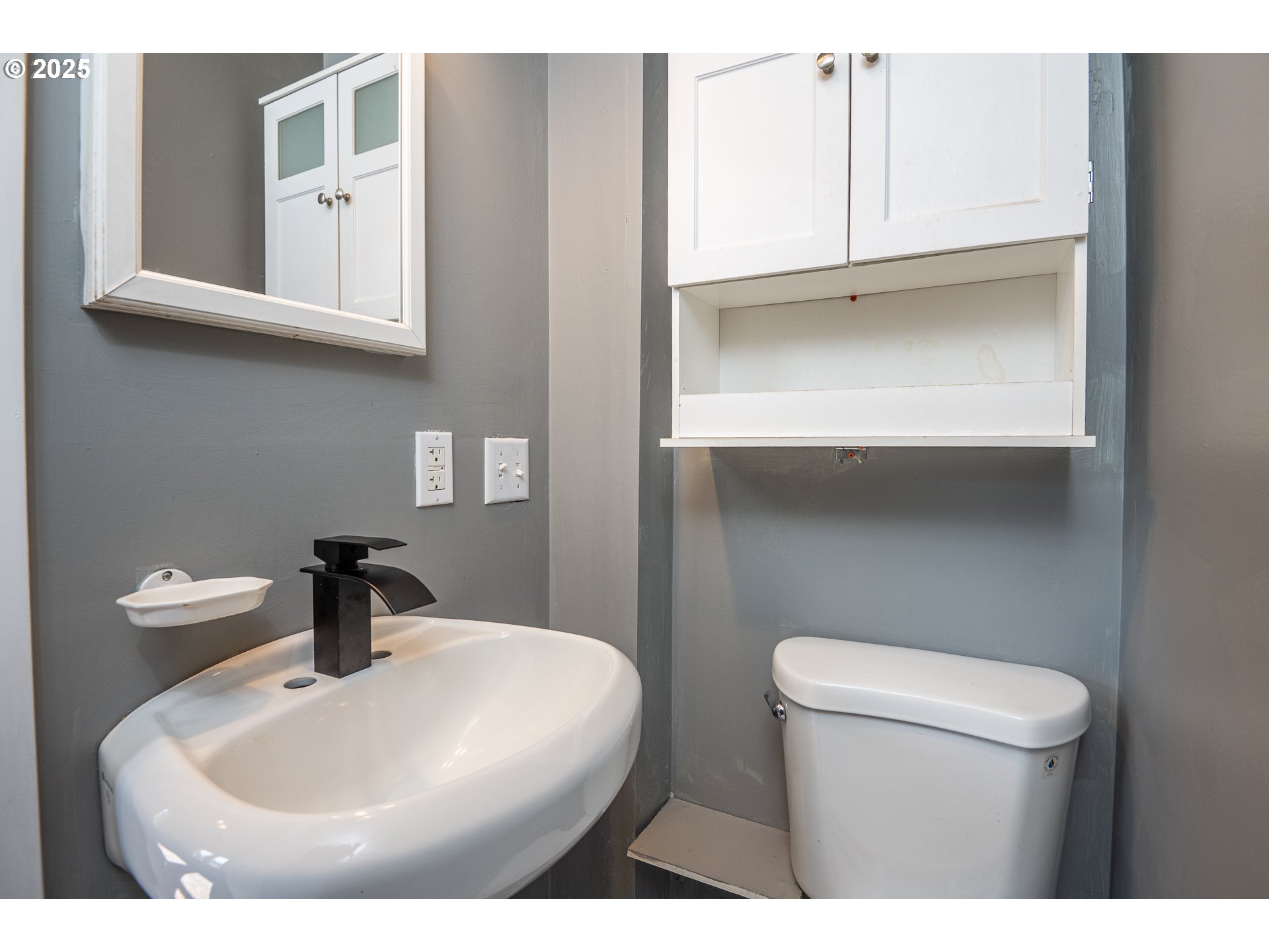 289 Harbor Street Florence, OR 97439 - Photo 27 of 47 a bathroom with a toilet a sink and mirror