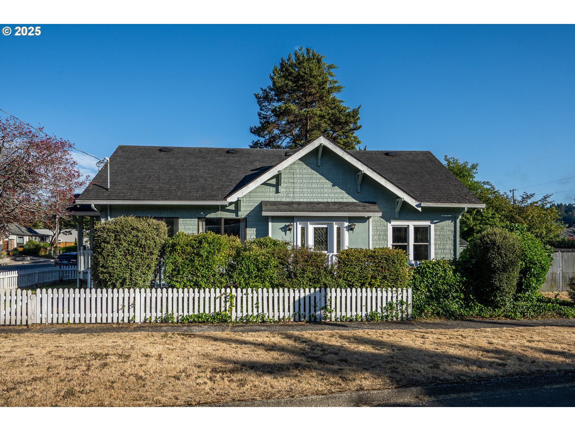 289 Harbor Street Florence, OR 97439 - Photo 3 of 47 a front view of a house with a yard