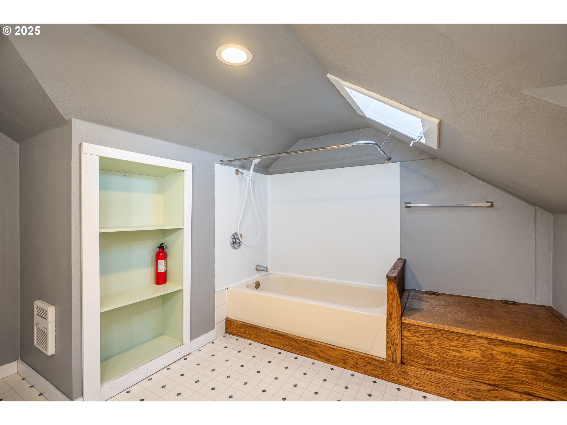 289 Harbor Street Florence, OR 97439 - Photo 34 of 47 a view of an entryway