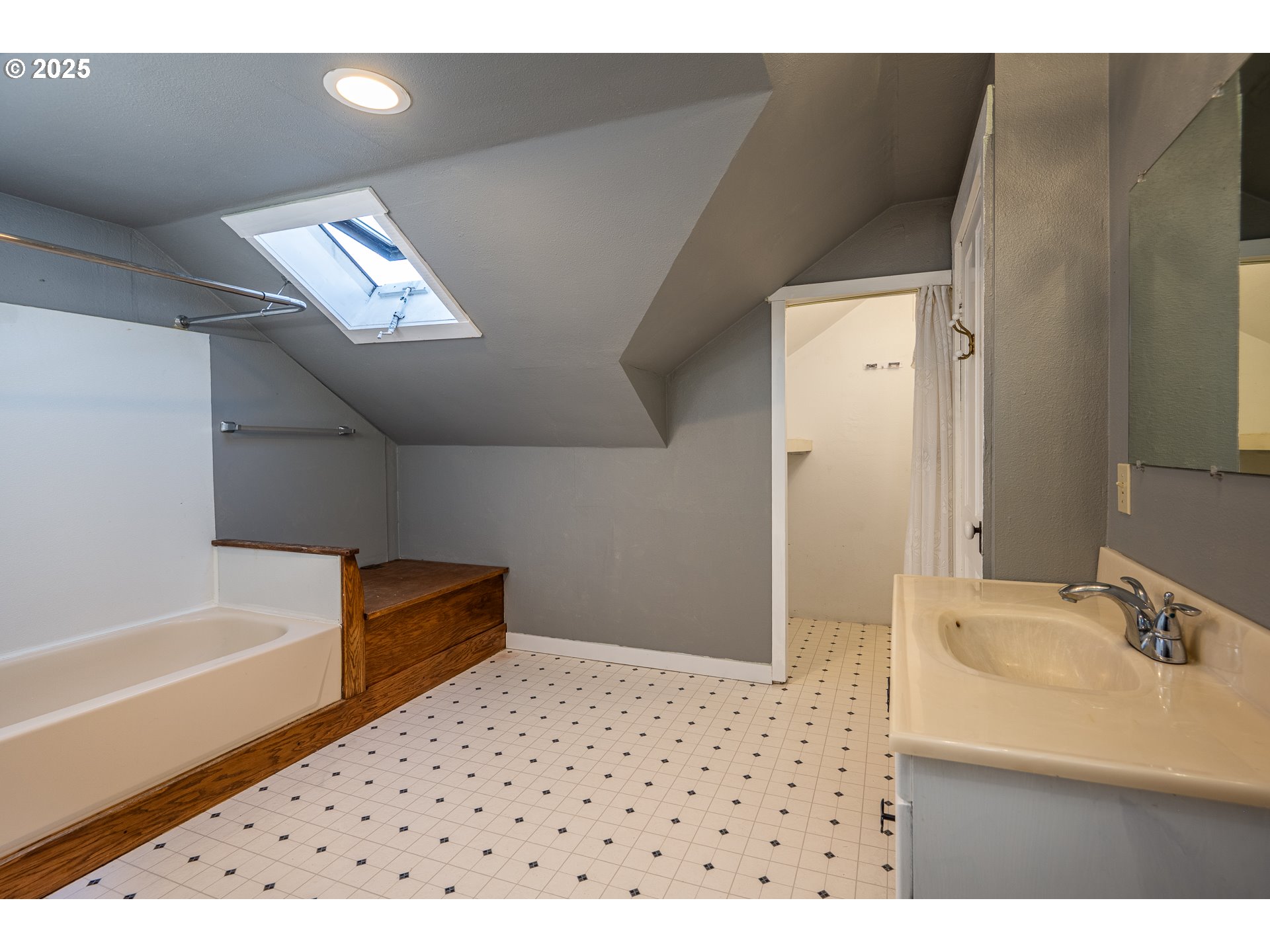 289 Harbor Street Florence, OR 97439 - Photo 36 of 47 a bathroom with a sink a toilet and shower