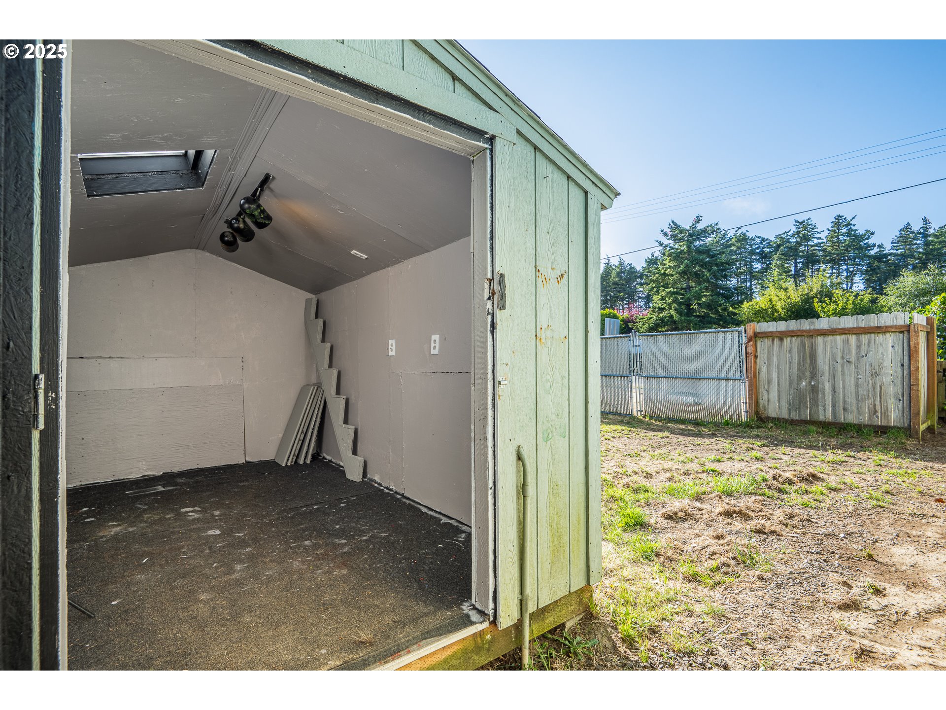 289 Harbor Street Florence, OR 97439 - Photo 43 of 47 a backyard of a house