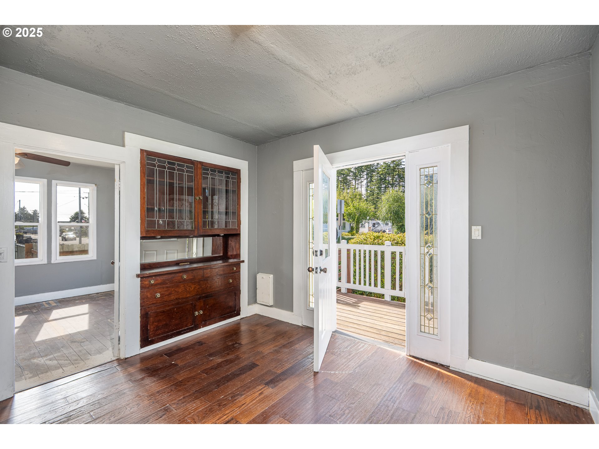 289 Harbor Street Florence, OR 97439 - Photo 6 of 47 en empty room with wooden floor and windows